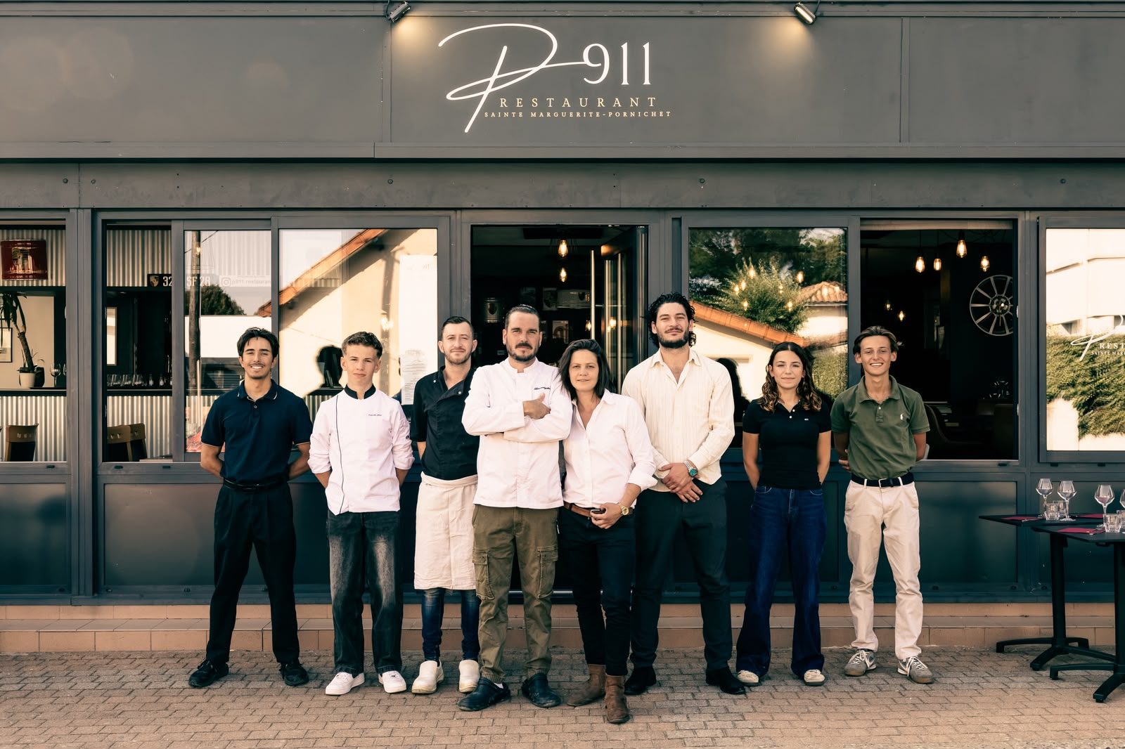 L'équipe du restaurant Le P911 devant la façade