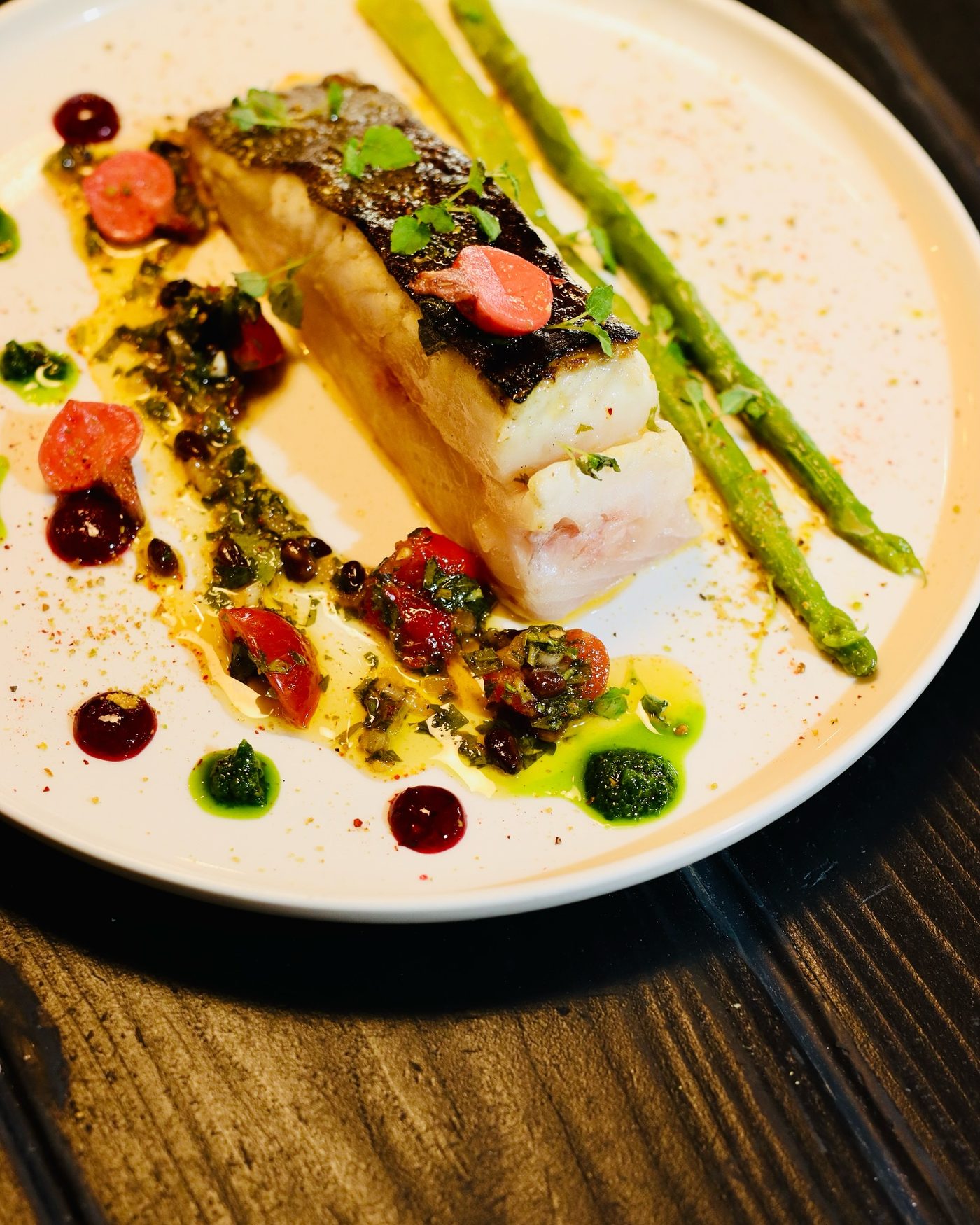 Dos de poisson snacké, asperges vertes et condiments